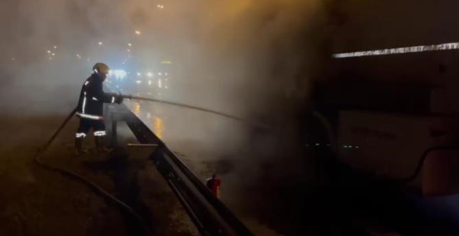 Yakıt tankerindeki yangını itfaiye söndürdü