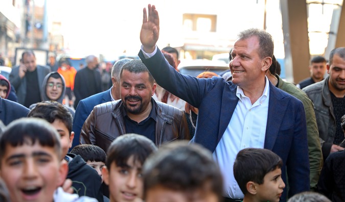 Başkan Seçer, Şevket Sümer’de Teşekkür Pankartı ile karşılandı