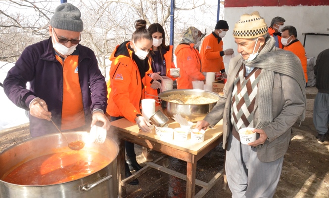 Büyükşehir Belediyesi, karla kaplı mahallede vatandaşlara yemek dağıttı