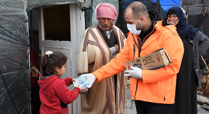 Büyükşehir’den mevsimlik tarım işçilerine çorba, çocuklara süt ikramı