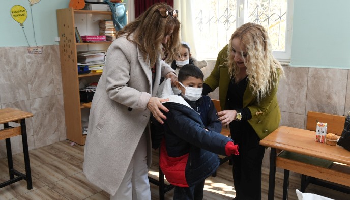 Başkan Abdullah Özyiğit’ten çocuklara kışlık hediye