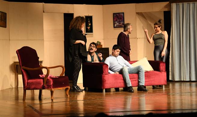 “Buyur Burdan Kaç!” oyunu Yenişehir’de tiyatroseverlerle buluştu