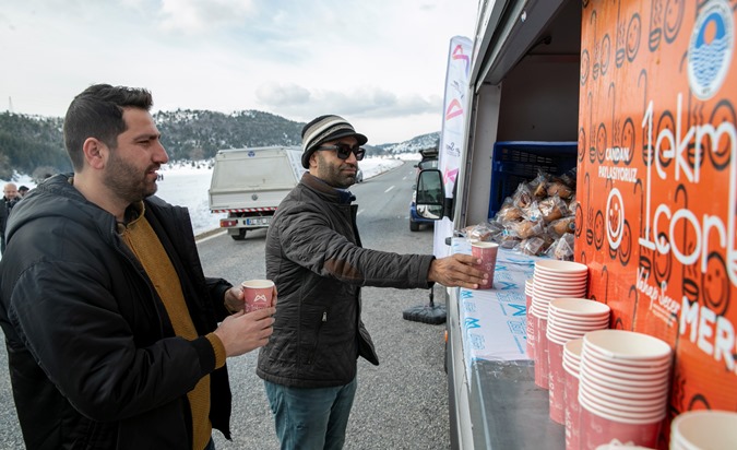 Kar keyfi yaşayan vatandaşlara, sıcak çorba ve kaynar ikramı