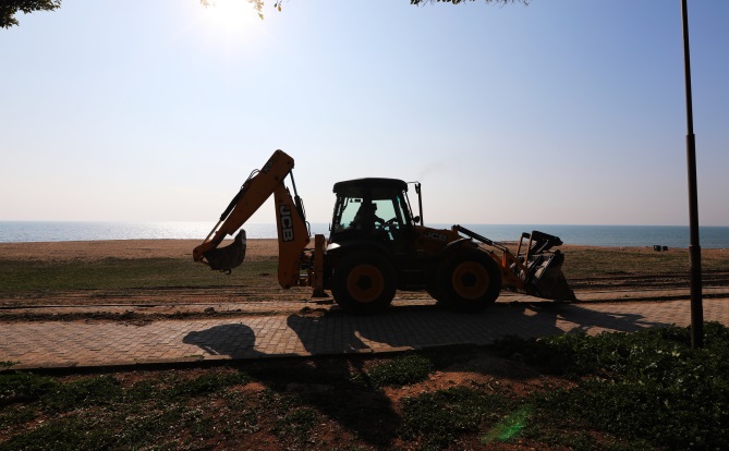 Mezitli’de sahil ve parklara yaz bakımı