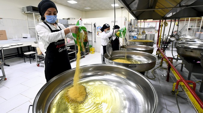 Mersin Büyükşehir Belediyesi, 22 ayda 2 milyon paket yemek dağıttı