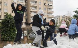 Yenişehir Belediyesi çocuklara kar sevinci yaşattı