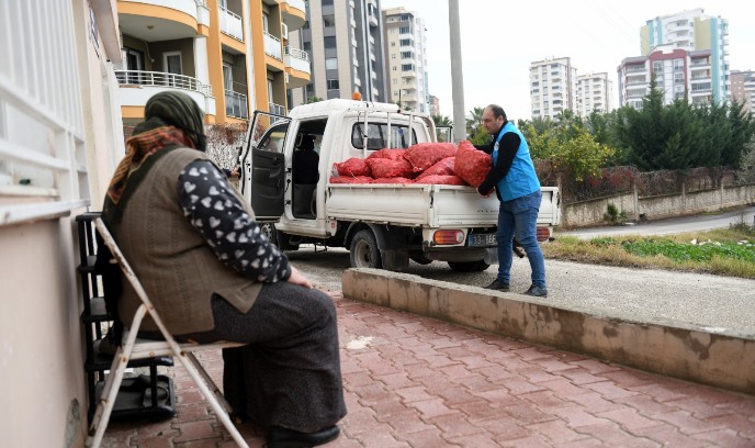 Yenişehir Belediyesi vatandaşlara 50 ton soğan dağıttı