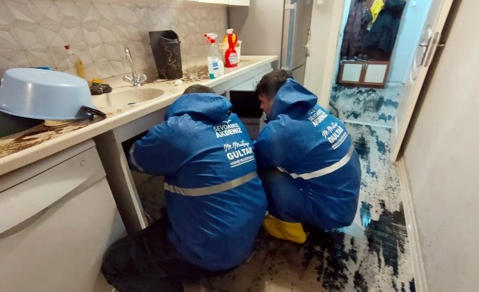 Akdeniz Belediyesi, yağmurdan etkilenen ailelerin yardımına koştu