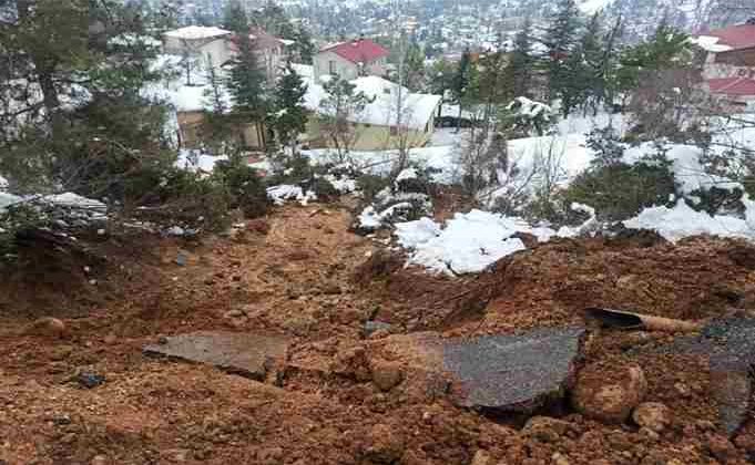 Mersin’de heyelan yolu kapattı