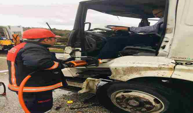 Tıra çarpan kamyonun sürücüsü yaralandı