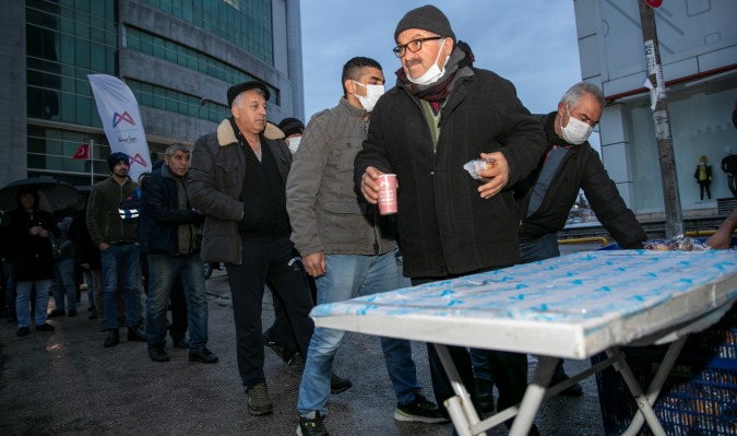 Gezici araçlarla dağıtılan çorba, vatandaşın içini ısıtıyor