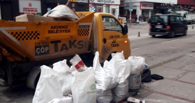 Akdeniz Belediyesi ekipleri, günde 400 ton çöp topluyor