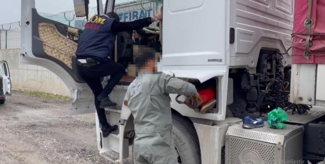 Mersin’de bir tırda kaçak sigara ele geçirildi