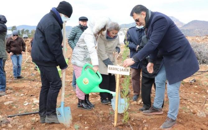 Mersin’de Covid-19 kurbanı sağlık çalışanları anısına fidan dikildi