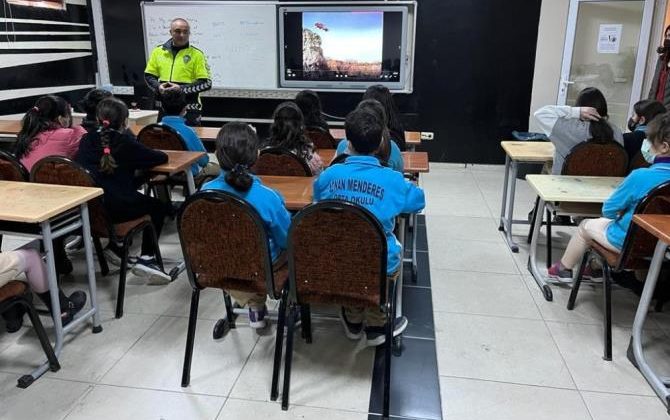 Mersin polisinden öğrencilere trafik eğitimi