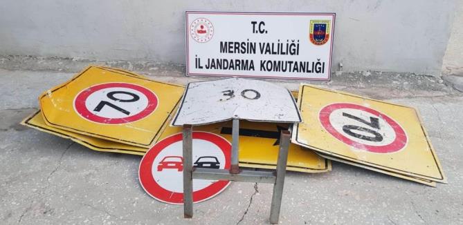 Mersin’de trafik uyarı levhalarını çalan şüpheli gözaltına alındı
