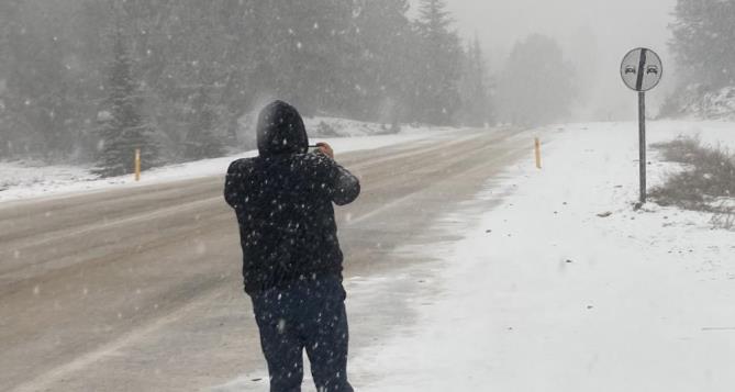 Mersin’de aniden kar bastırdı, doğa beyaza büründü
