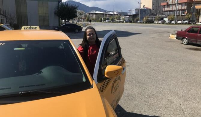 Bozyazı’nın ilk ve tek kadın taksi şoförü, müşterilerin ilgi odağı oldu