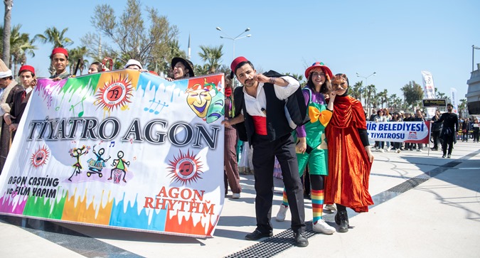 Dünya Tiyatro Günü’nde Karnaval gibi yürüyüş