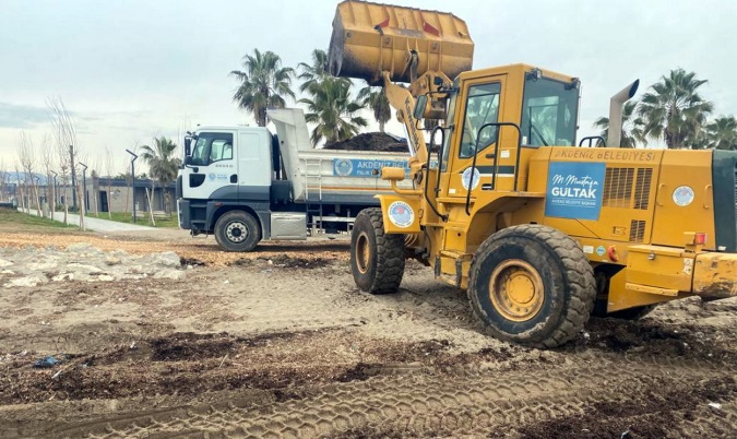 Akdeniz Belediyesi, Millet Bahçesi Sahiline vuran atıkları topladı