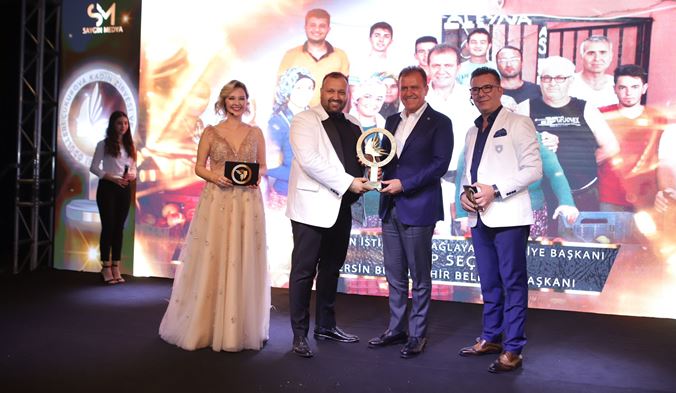 Çukurova 1. Kadın Zirvesi Ödülleri iş, sanat ve siyaset dünyasını bir araya getirdi