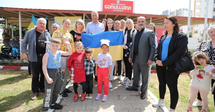 Başkan Tarhan, Savaştan kaçan Ukraynalılarla buluştu