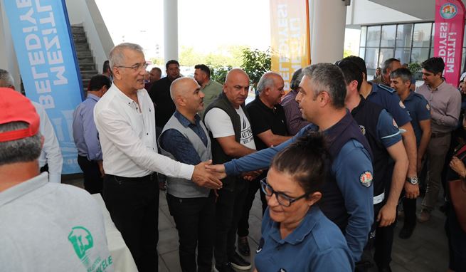 Başkan Tarhan, belediye çalışanlarıyla bayramlaştı