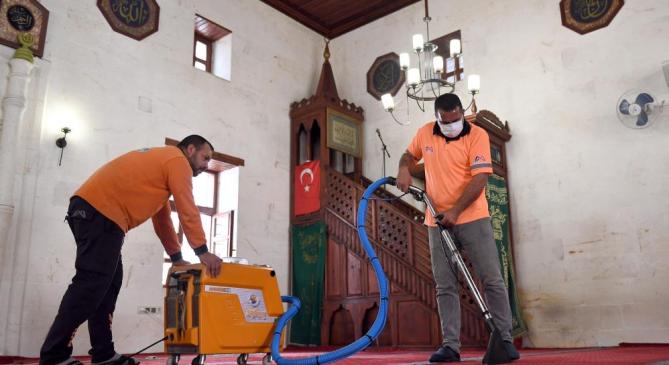 Mersin’de camilerde Ramazan temizliği yapıldı