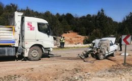 Kamyonla çarpışan otomobili hurdaya çevirdi: 1 ölü