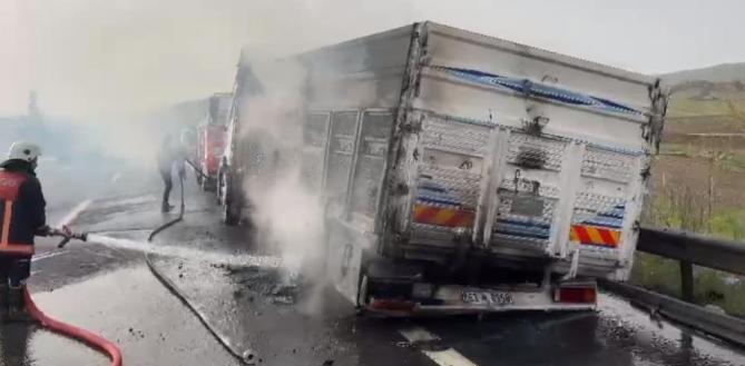 Tarsus’ta soda yüklü kamyonda yangın