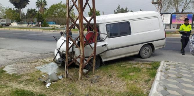 Minibüs elektrik direğine çarptı: 4 yaralı