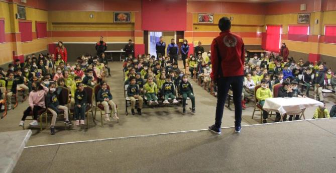 Mersin polisi öğrencileri bilgilendiriyor