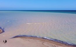 Mersin’de sel ve taşkın suları denizi çamura çevirdi