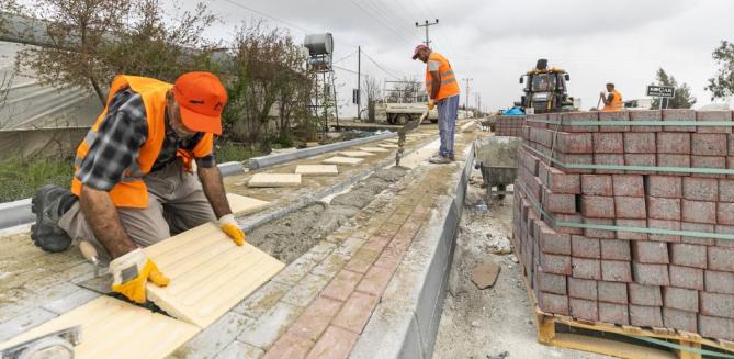 Adanalıoğlu’nda üreticilerin yolları yenileniyor