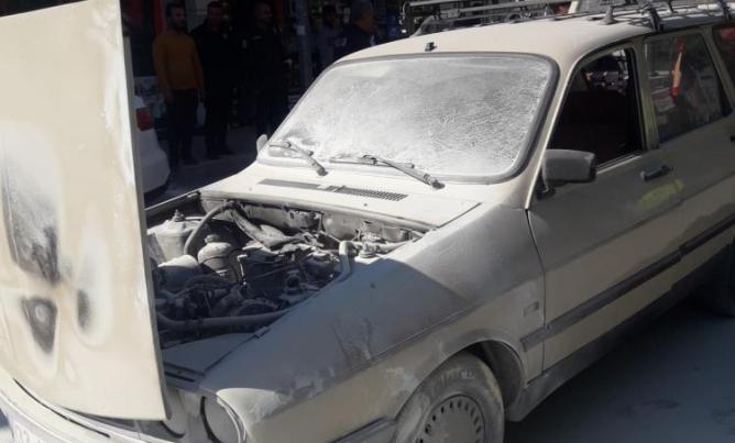 Trafik polisleri yanan aracı söndürdü