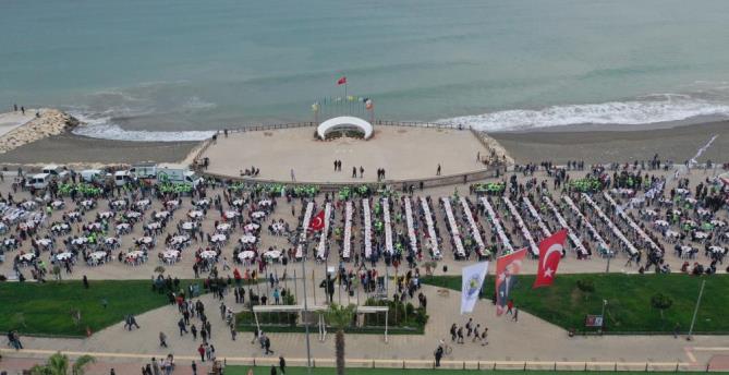 Binlerce kişi sahil kenarında iftarda buluştu