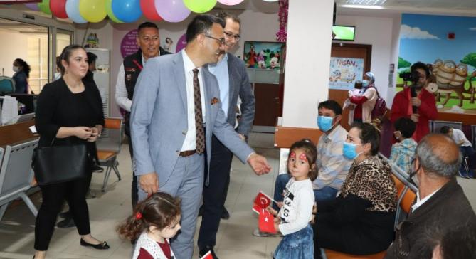 Hastanede yatan çocuklara 23 Nisan sürprizi