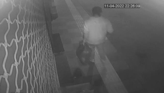 Caminin ses sistemini çaldı