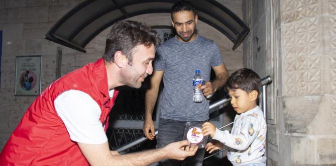 Mersin Büyükşehir Belediyesi, Kadir Gecesinde lokma tatlısı ikram etti