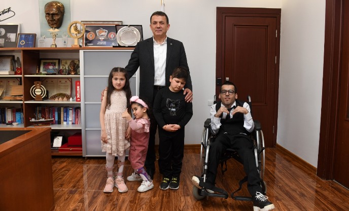 Başkan Abdullah Özyiğit koltuğunu çocuklara bıraktı