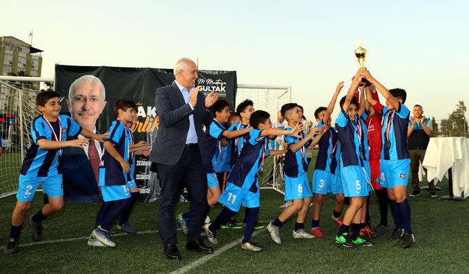 Akdeniz Belediyesi 23 Nisan Futbol Turnuvasında kupalar sahiplerini buldu