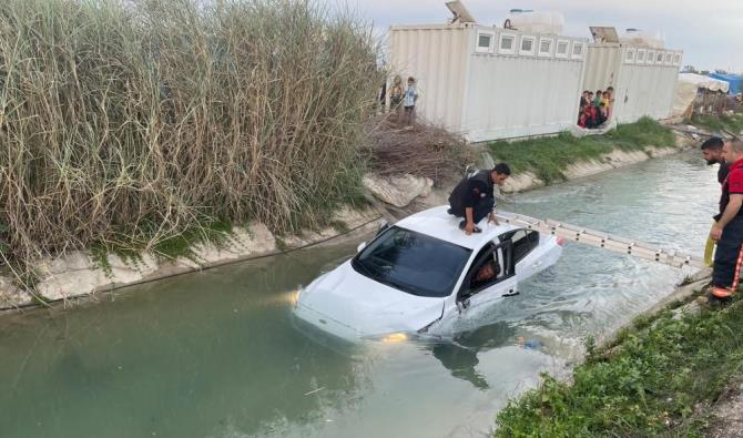 Otomobil kanala uçtu, 2 kişi yaralandı