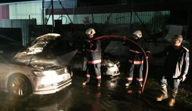 Tır pazarında çıkan yangında 3 araç zarar gördü