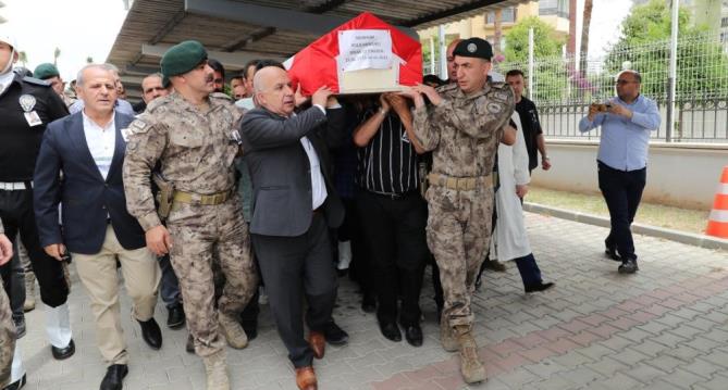 Kalp krizi geçirip hayatını kaybeden polis memuru son yolculuğuna uğurlandı