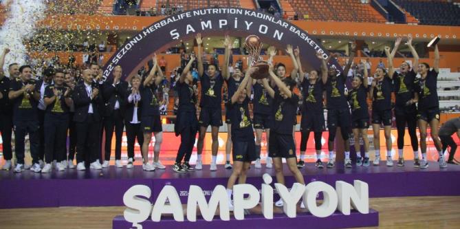 Şampiyon Fenerbahçe kupasını aldı