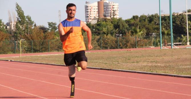 Protezi ile hayallerinin peşinden koşuyor