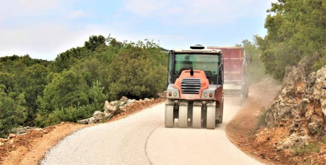 Silifke’de üretim bölgelerinin yolları asfaltlanıyor