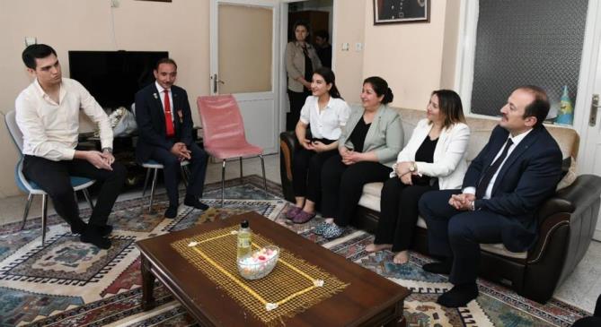 Vali Pehlivan, Mersin’deki ilk ziyaretini şehit ailesine yaptı