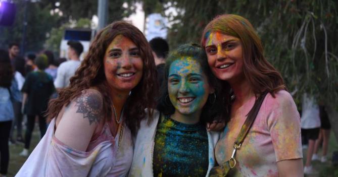 Tarsuslu gençler ‘Renk Partisi’ ile doyasıya eğlendi