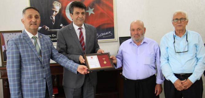 Vefalı çiftçiyi ağlatan madalya